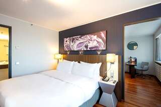 Отель Radisson Blu Hotel Lietuva Вильнюс Люкс с балконом и видом на Старый город-4